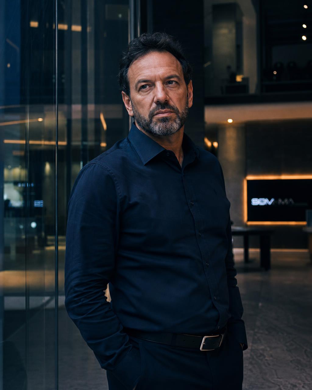 Empresário brasileiro em frente à sua empresa